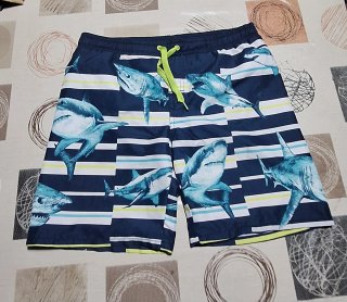 Lote de 2 bañadores Rojo(T-11-12) ,Tiburones(T-12)