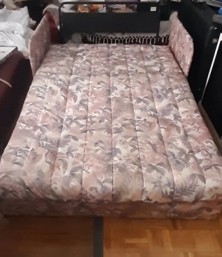 Sofá Cama Tapizado 130cm x 80 cm y altura 80 cm.