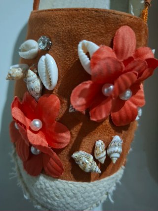 Zapatillas naranjas con flores y conchas