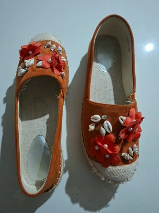 Zapatillas naranjas con flores y conchas