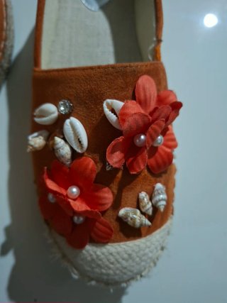 Zapatillas naranjas con flores y conchas