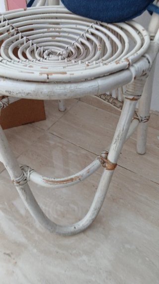 Silla de mimbre blanca con cojín azul