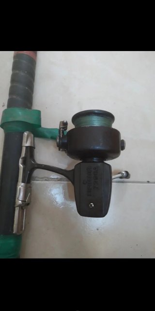 3 cañas de pescar con carretes