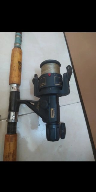 3 cañas de pescar con carretes