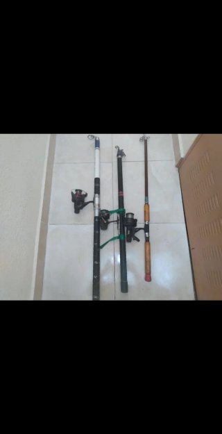 3 cañas de pescar con carretes