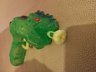 Pistola de pompas dinosaurio con huevo
