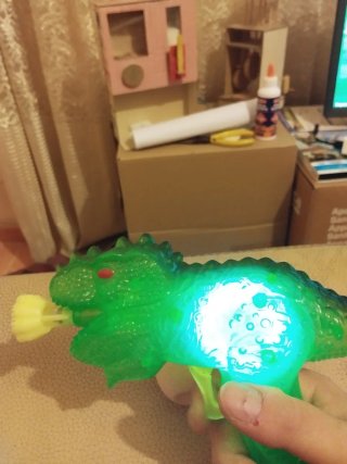 Pistola de pompas dinosaurio con huevo