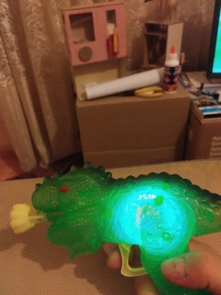 Pistola de pompas dinosaurio con huevo