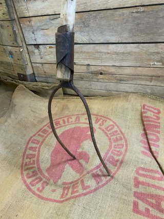 Horca antigua de hierro y madera