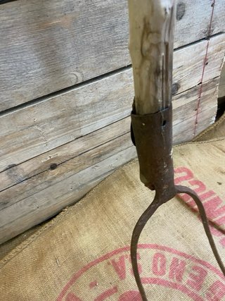 Horca antigua de hierro y madera