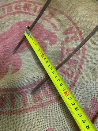 Horca antigua de hierro y madera
