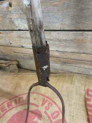 Horca antigua de hierro y madera