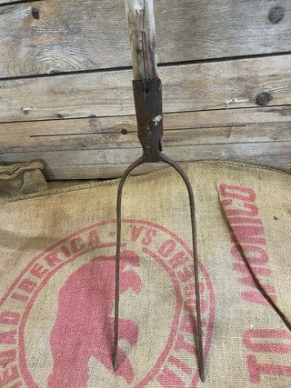 Horca antigua de hierro y madera