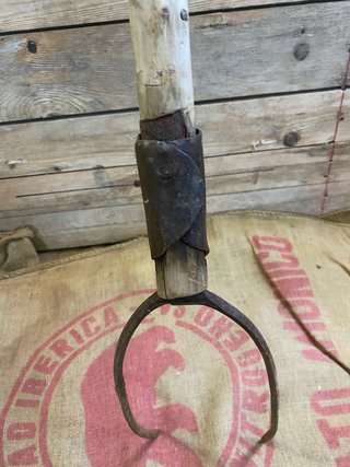Horca antigua de hierro y madera