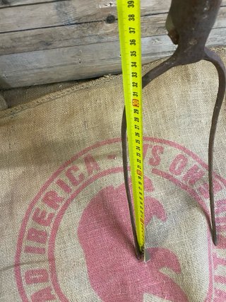 Horca antigua de hierro y madera