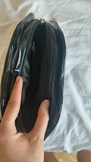 Bolso negro forma labios