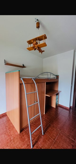 Litera con armario y escritorio