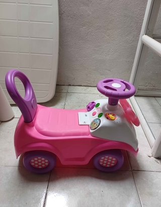 Cochecito infantil rosa y blanco