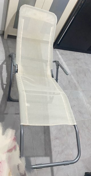 Silla de playa y jardín beige