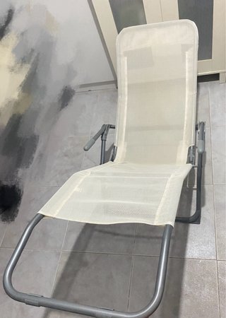 Silla de playa y jardín beige