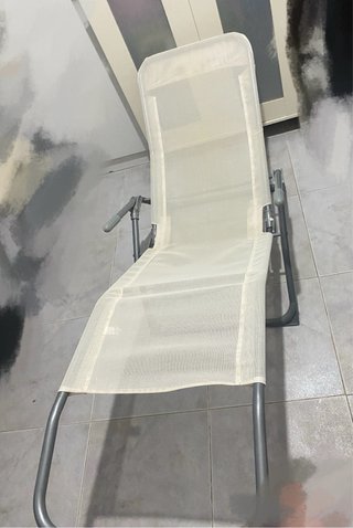 Silla de playa y jardín beige