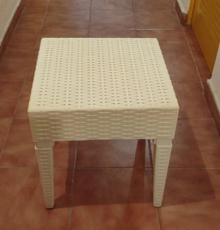Mesita auxiliar exterior blanca.