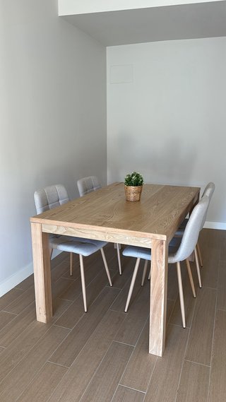 Mesa de comedor de madera y sillas