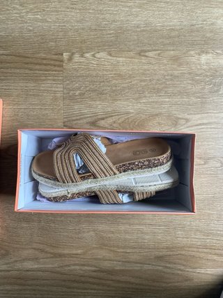 Sandalias doradas con etiqueta