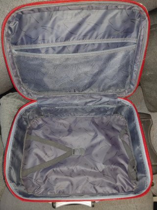 Maleta pequeña roja con ruedas