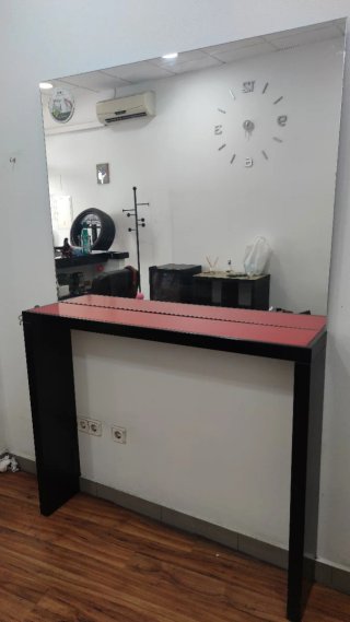 Mueble y espejo para peluquería