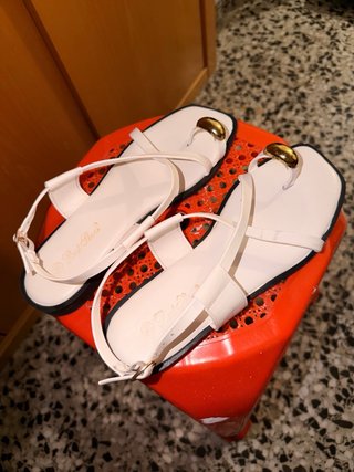 Sandalias planas blancas con detalle dorado