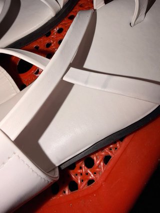Sandalias planas blancas con detalle dorado
