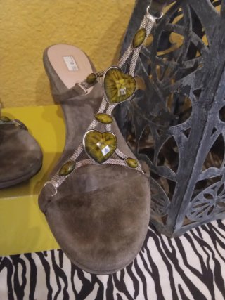 Sandalias de tacón con corazones
