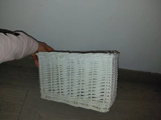 Cesta de mimbre blanca nueva