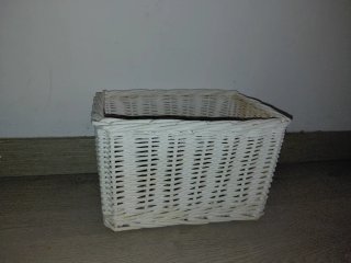 Cesta de mimbre blanca nueva