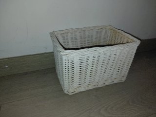 Cesta de mimbre blanca nueva