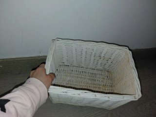 Cesta de mimbre blanca nueva