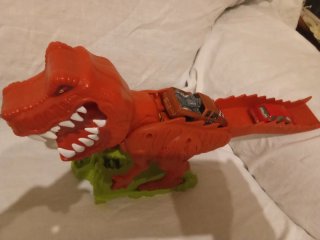 Dinosaurio con pista de coches