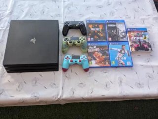Consola PS4 Pro + 3 Mandos + 5 Giochi