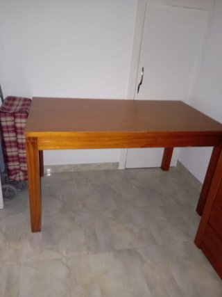 Muebles de salón de madera y mesa