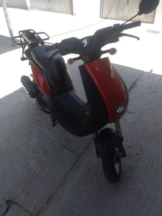 Peugeot de Luxe Scooter Negra y Roja