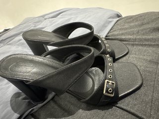 Sandalias tacón negras Talla 38 - 15 Euros