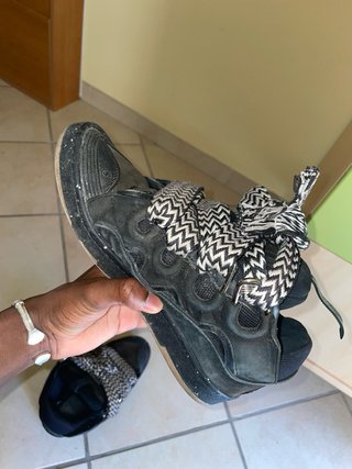 Lanvin nere con difetto mostrato in foto,pulisco