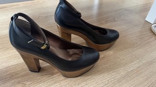 Zapatos de tacón negros y dorados Talla 40