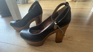 Zapatos de tacón negros y dorados Talla 40