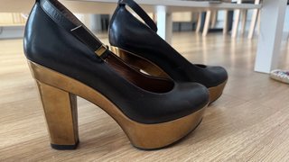 Zapatos de tacón negros y dorados Talla 40