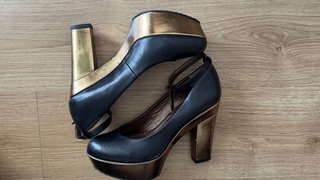 Zapatos de tacón negros y dorados Talla 40