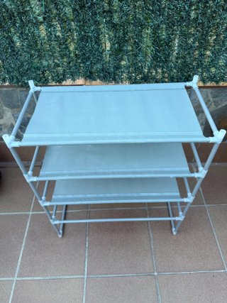 Zapatero de lona gris