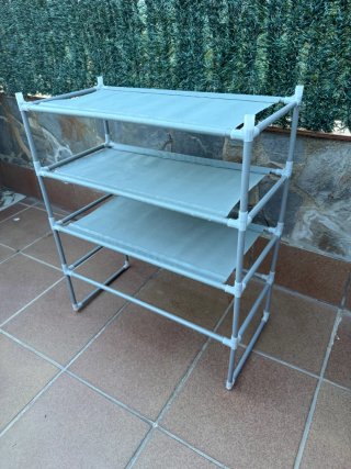 Zapatero de lona gris