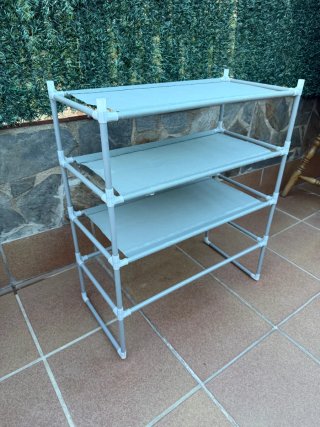 Zapatero de lona gris